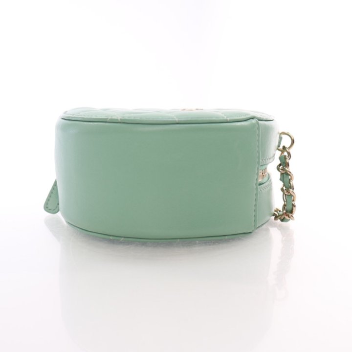 25A◆エレガントで注目の的【CHANEL】chain clutch Light Green CHANEL Lambskin Quilted Chanel 19 Clutch With Chain Light