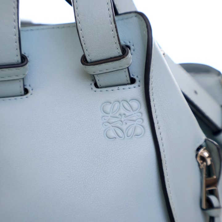 ショルダーバッグ・ポシェット LOEWE Medium Hammock Bag in Classic Calfskin in Elc Blue LOEWE Compact Hammock Tote Bag | Blue | FARFETCH