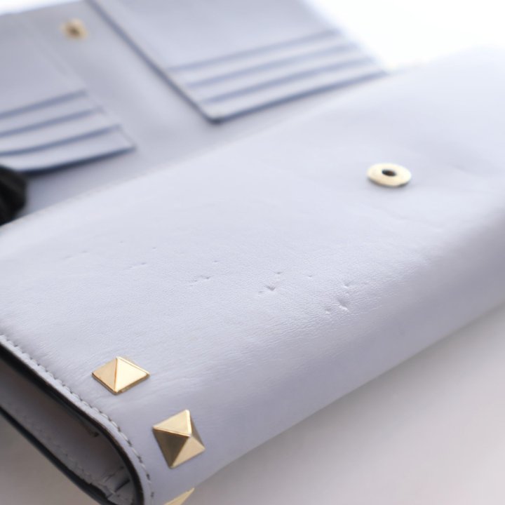 折りたたみ財布 VALENTINO ROCKSTUD WALLET Rockstud Wallet With Chain In Grainy Calfskin for Woman in