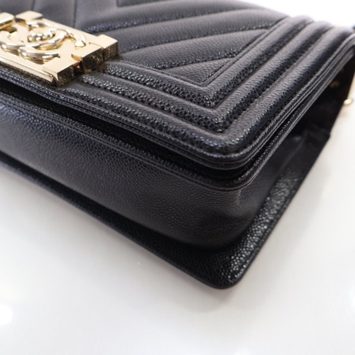 ショルダーバッグ・ポシェット × ヴィンテージ(中古) Chanel Chevron Boy Bag Small Chanel Boy Bag Small in Chevron Quilted Calfskin Black – The