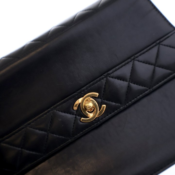 ヴィンテージシャネル Chanel Vintage Trapezoid Flap Black Lambskin - Luxe Du Jour