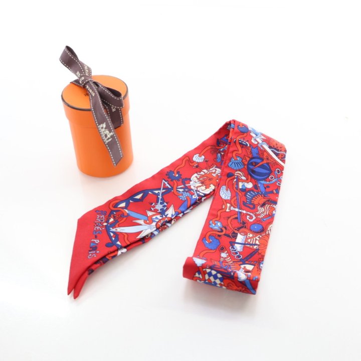 【ワンポイントにお洒落】HERMES シルクツイル Hermes Silk Twilly - Luxe Du Jour