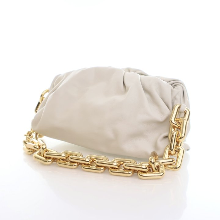 BOTTEGA VENETA THE CHAIN パデッド 19 パフィー 717237 Bottega Veneta Lambskin The Chain Pouch - Luxe Du Jour