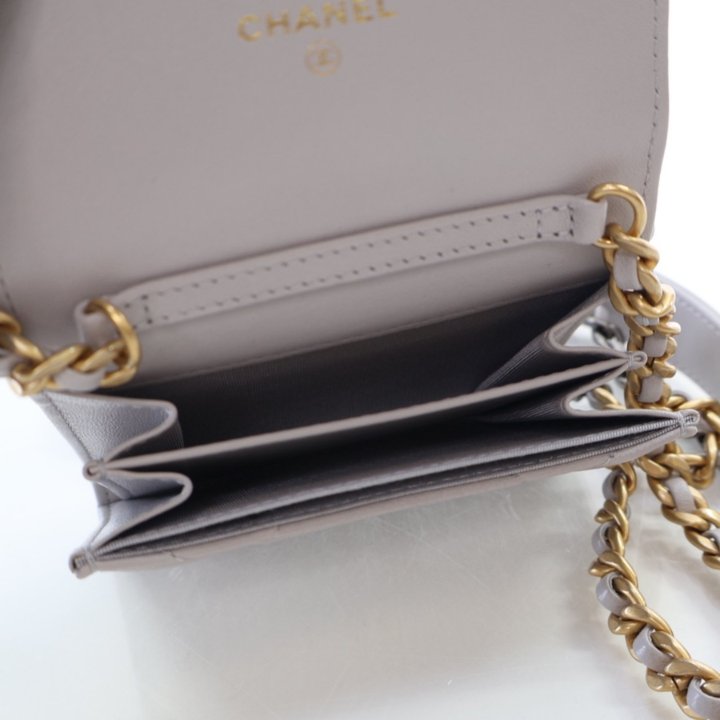 ★キレイなグレー★CHANEL 19 カードフォルダー Chanel Grey Lambskin 19 Cardholder On Chain - Luxe Du Jour
