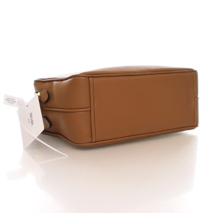 PRADA ビジネスバッグ ベージュ/ブラウン Prada Calfskin Camera Bag - Luxe Du Jour