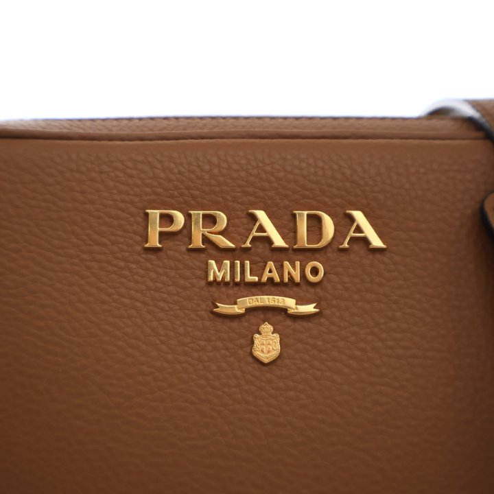 PRADA ビジネスバッグ ベージュ/ブラウン Prada Calfskin Camera Bag - Luxe Du Jour