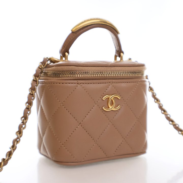 【CHANEL】Chanel vanity case★シャネル【ランク:A】 Chanel Black Lambskin Vanity Case - Luxe Du Jour