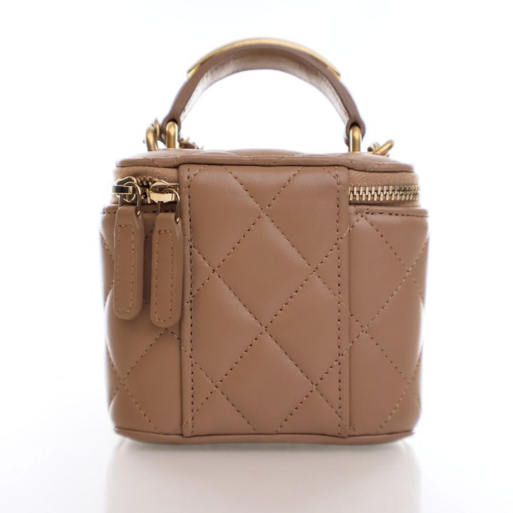 【CHANEL】Chanel vanity case★シャネル【ランク:A】 Chanel Beige Lambskin Metal Top Handle Vanity Case - Luxe Du