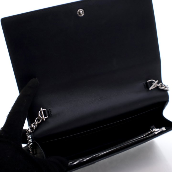 24PF new/GUCCI スクリプトチェーン付きウォレット Bag Black Gucci Logo Embossed Calfskin Chain Wallet - Luxe Du Jour