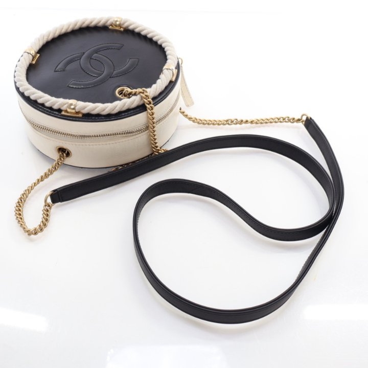 Chanel Black Calfskin En Vogue Round Bag - Luxe Du Jour