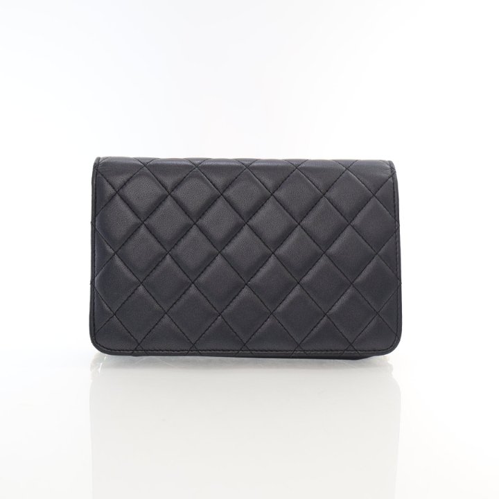 CHANEL　オブジェ Chanel Grey Metallic Lambskin Limited Pearl Strap Wallet On