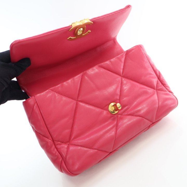 【ヴィンテージ】Rank:S☆Chanel Pink Medium Seasonal No19 Chanel Medium Pink Lambskin 19 Flap Bag - Luxe Du Jour