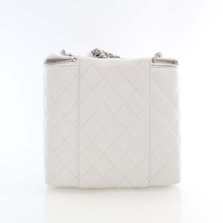 chiiibag vanityホワイト Chanel White Quilted Grained Leather Mini Vanity Case with