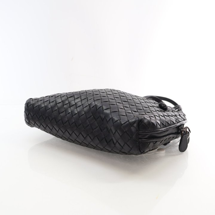 Bottega Veneta直営店 Intrecciato cross-body in nylon Black Bottega Veneta Nodini Intrecciato Crossbody Bag - Luxe Du Jour