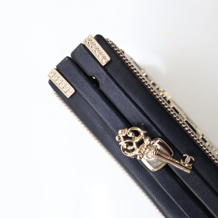 CHANELケース　レア美品　正規品 CHANEL（iPhoneケース）のフリマアイテム一覧
