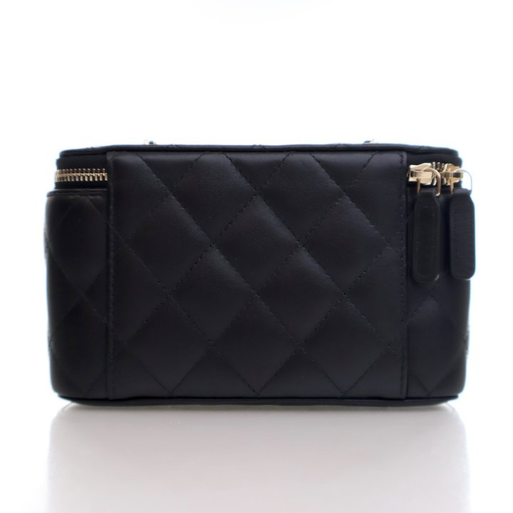 【CHANEL】Chanel vanity case★シャネル【ランク:A】 Chanel Pink Lambskin Vanity Case w/ Jeweled Chain | Consign