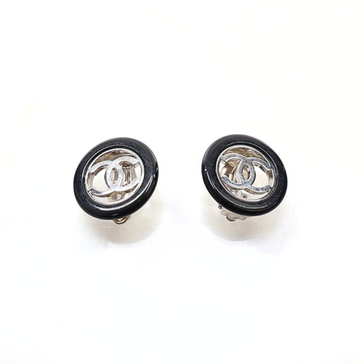 Chanel Classic Vintage CC Logo Clip On Earrings - Luxe Du Jour