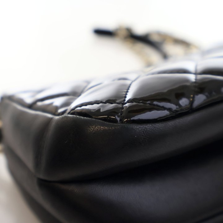 【CHANEL】ハンガー　ブラック Chanel Black Patent Double Zip Camera Bag - Luxe Du Jour
