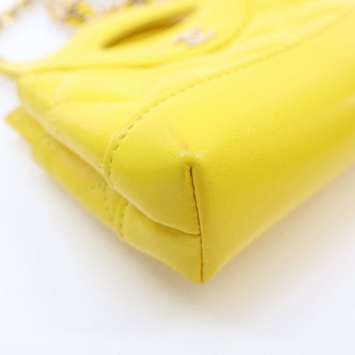 ◆CHANEL◆CHANEL ミニポーチ イエロー Chanel Shiny Calfskin Quilted Small Chanel 22 Yellow 2023