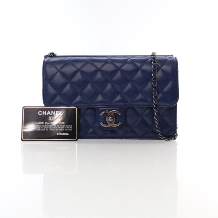【ヴィンテージ】Rank:S☆Chanel Navy Medium 2Tone Flap バック Chanel Navy Lambskin Crossing Times Flap Bag - Luxe Du Jour