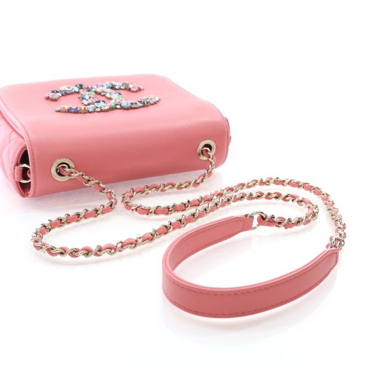 ✨CHANEL 桜ピンク 三面ミラー（拡大鏡付き）ノベルティ・非売品・希少レア✨ Chanel Mini Lambskin Giant Crystal CC Flap Bag - Luxe Du Jour