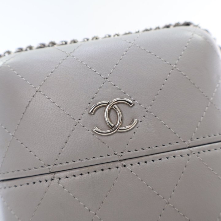 CHANEL グレーレザー iPhone13proケース CHANEL グレーレザー iPhone13proケース CHANEL グレーレザー