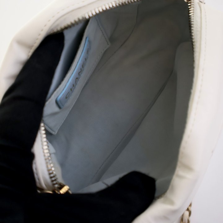 Meiko 　CHANEL 白 ラム革 正規品 18C Ivory Chevron Lambskin Medium Classic Flap Light Gold Hardware