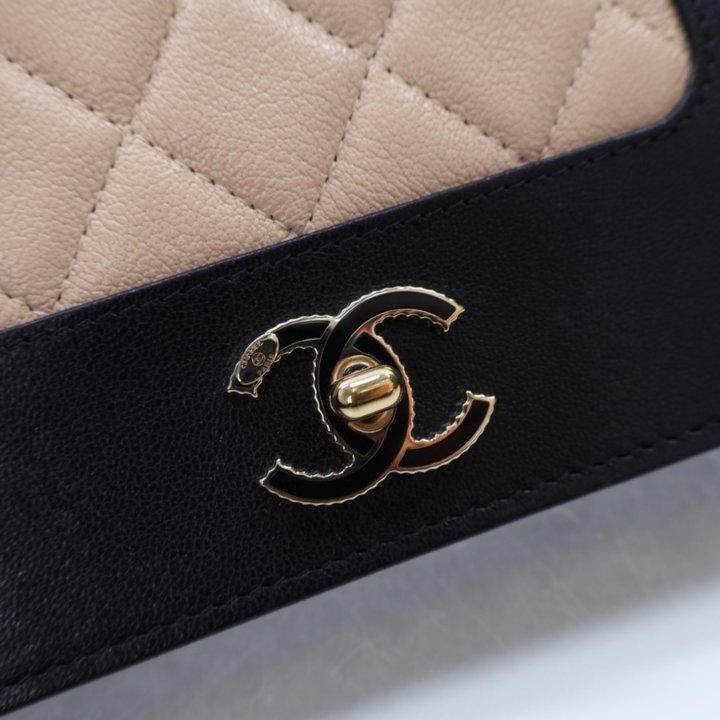 CHANELペチコート Chanel Bicolor Sheepskin Madamoiselle Wallet On Chain (WOC