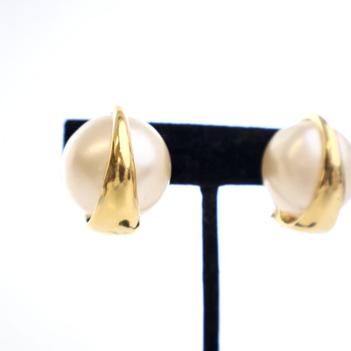 【Chanel】シャネル★earclip★パールイヤークリップ★ゴールド CHANEL CC Logos Pearl Dangle Drop Clip-On Earrings Gold Tone