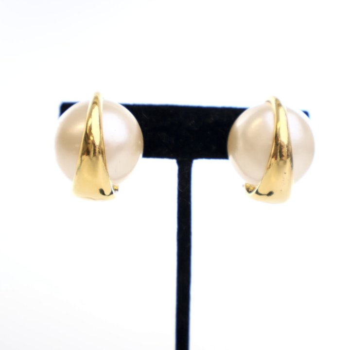 Chanel Vintage Pearl Clip On Earrings - Luxe Du Jour