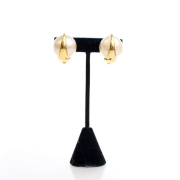 ☆送料・関税込☆VINTAGE HOLLYWOOD★Pearly Bubble Earcuff★ Vintage Chanel 24K Gold Plated Pearl Round CC Button Clip On