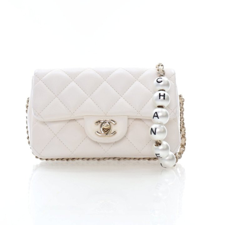 CHANEL ホワイト ミニバッグ クラシック ミニ バッグ チャーム - グレインド シャイニー