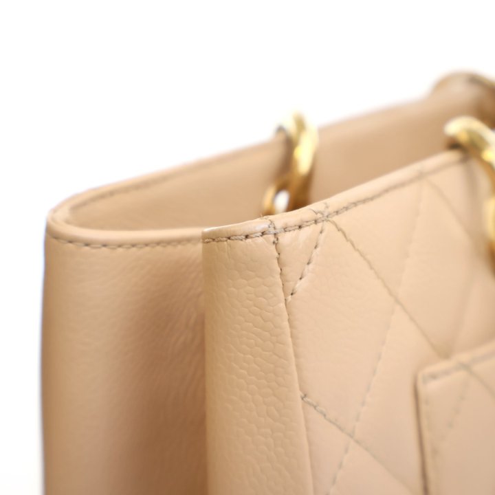 CHANEL ベージュ ジャンパー Chanel Beige Caviar Grand Shopping Tote - Luxe Du Jour