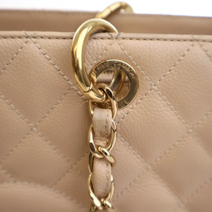 CHANEL ベージュ ジャンパー Chanel Beige Caviar Grand Shopping Tote - Luxe Du Jour