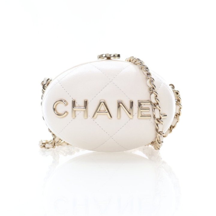 CHANEL ホワイトトレイ Chanel White Lambskin Oval Minaudiere - Luxe Du Jour