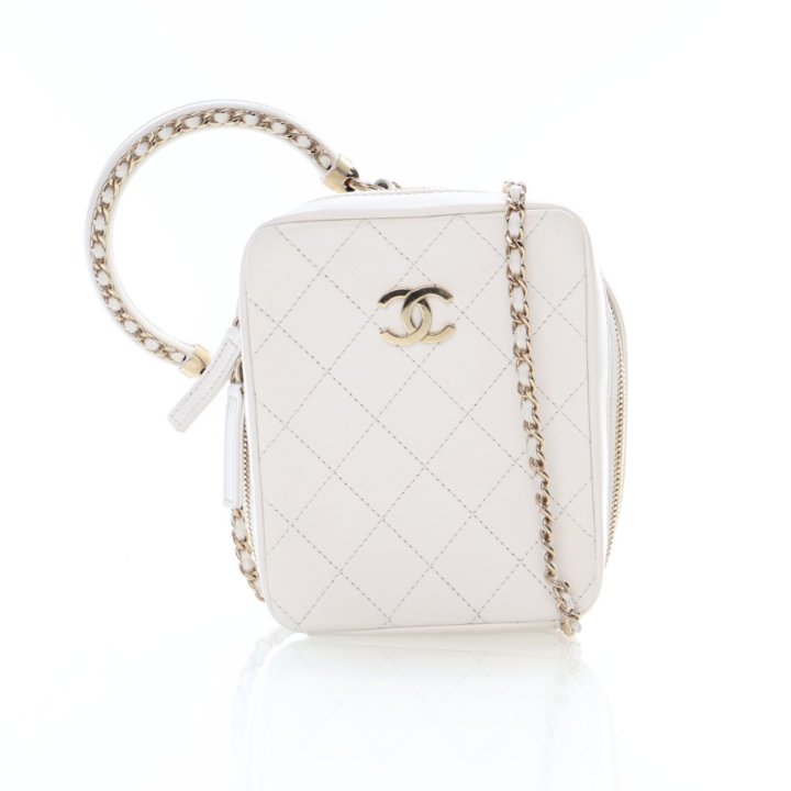 CHANEL ホワイト ケース Chanel White Calfskin Top Handle Camera Case - Luxe Du Jour