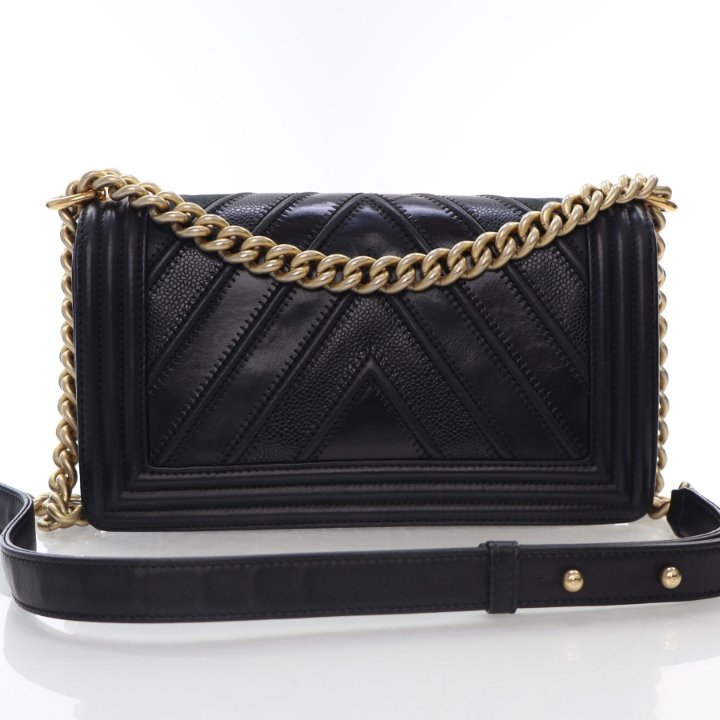 ショルダーバッグ・ポシェット × ヴィンテージ(中古) Chanel Chevron Caviar Boy Bag Medium Chanel Medium Black Chevron Caviar Calfskin Boy Bag - Luxe