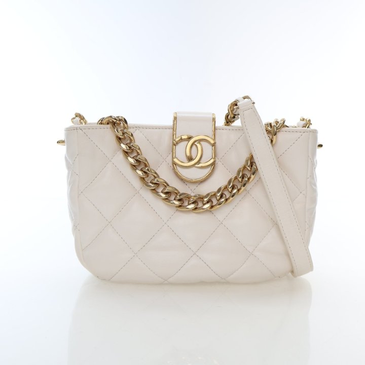 CHANEL シャネル ポーチ ポシェCC ホワイト CC Chanel Small White Lambskin CC Chain Hobo - Luxe Du Jour