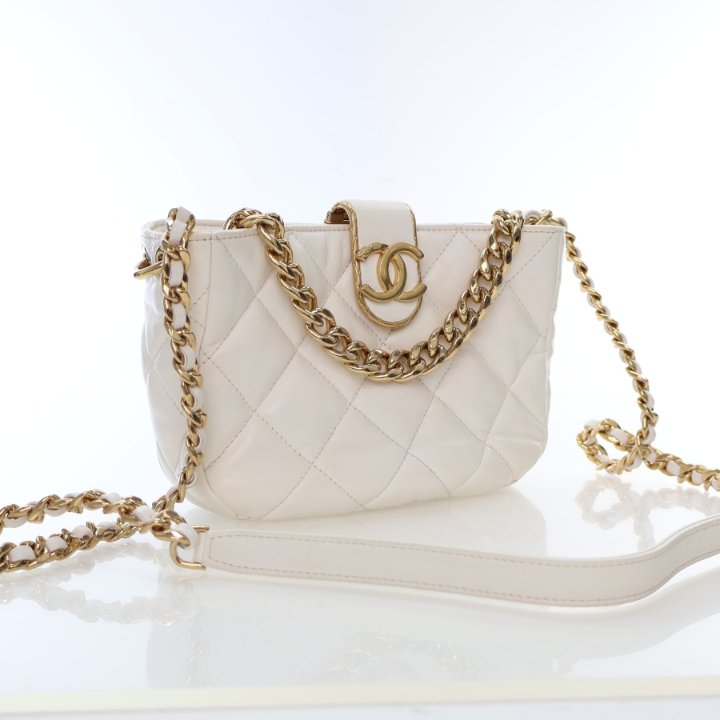 【無料郵送/関税込/正規品】 Chanel Small Hobo Bag Lambskin & Small hobo bag, Shiny lambskin & gold-tone metal, black