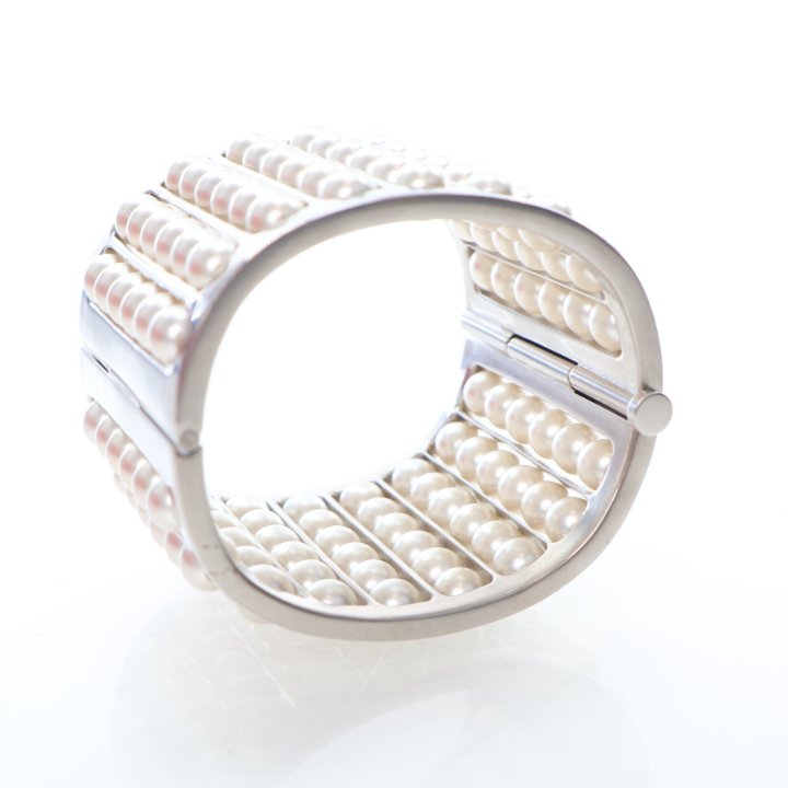 【惹きつけるエレガントさ】CHANEL パール調 ベルト Chanel Classic Wide Pearl Cuff Bracelet - Luxe Du Jour