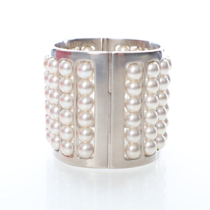 【惹きつけるエレガントさ】CHANEL パール調 ベルト Chanel Classic Wide Pearl Cuff Bracelet - Luxe Du Jour