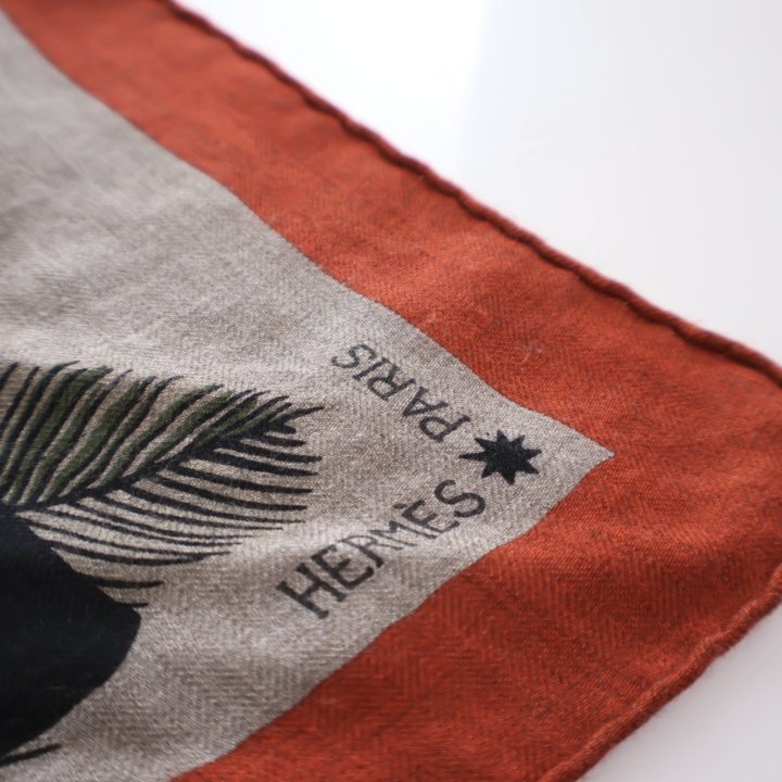 Hermès 、アフリカ動物柄 Hermes Zebra Pegasus Giant Triangle Scarf Marine Cashmere