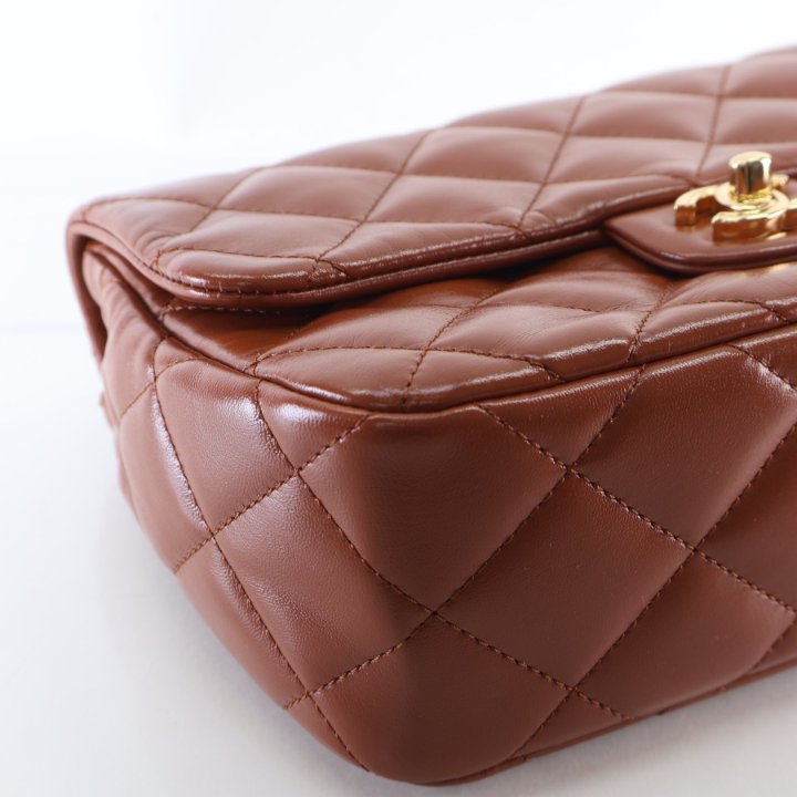 CHANEL ブラウン ハンドバッグ Chanel Medium Shiny Lambskin Golden Links Top Handle Flap Bag
