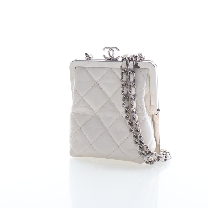 CHANELホワイト キルティング パーティーバッグ Chanel White Quilted Lambskin Leather CC Chain Top Handle Mini