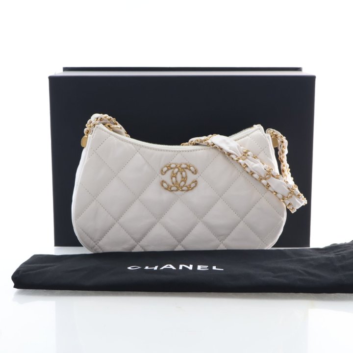 CHANELホワイト キルティング パーティーバッグ Chanel Small Aged Calfskin 19 Zip Hobo Clutch With Chain - Luxe Du
