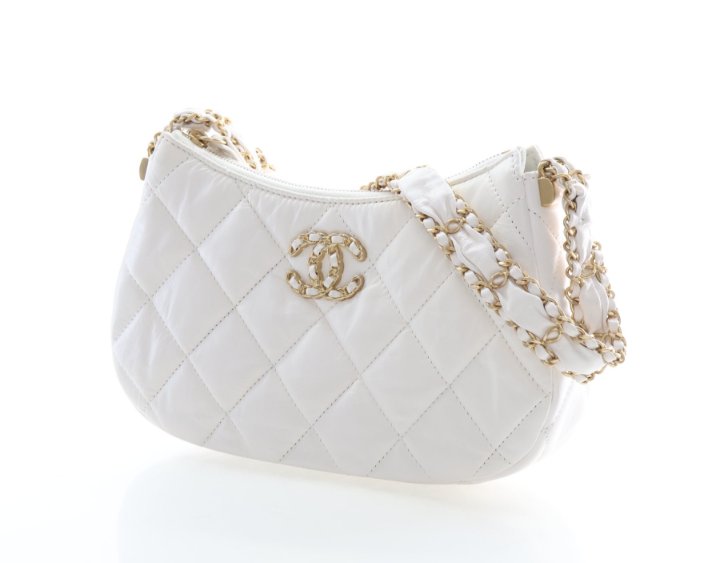 CHANELホワイト キルティング パーティーバッグ Chanel Small Aged Calfskin 19 Zip Hobo Clutch With Chain - Luxe Du