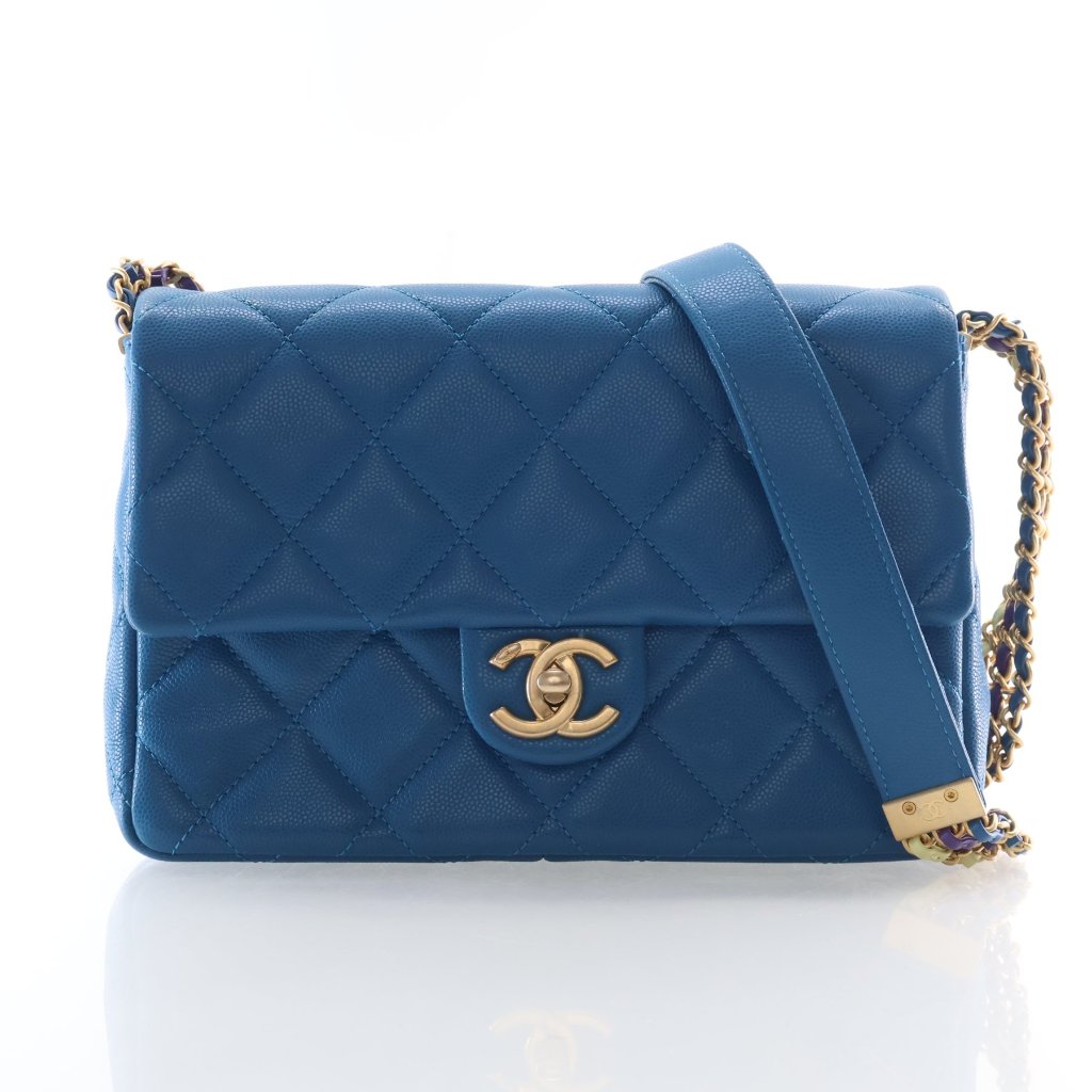 CHANEL ブルーキルティングバッグ Chanel Crumpled Calfskin Quilted Braided CC Small Hobo Blue